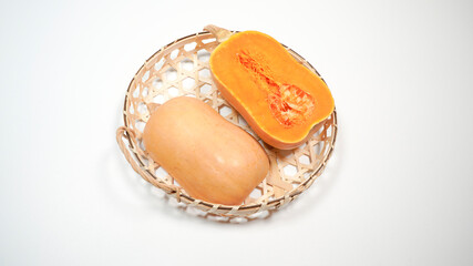 ザルにのっているバターナッツカボチャ

