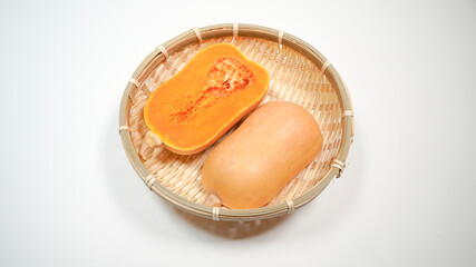 ザルにのっているバターナッツカボチャ

