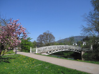 Weiße Brücke und Oosbach im Kurpark Lichtentaler Allee in Baden-Baden in Baden-Württemberg