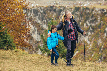 Obraz na płótnie Canvas Father with son hiking in nature