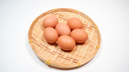 ザルにのった新鮮な卵
