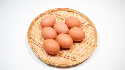 ザルにのった新鮮な卵

