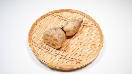 新鮮なザルにのった蓮根