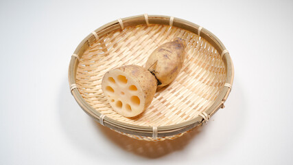 新鮮なザルにのった蓮根