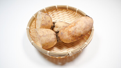 新鮮なザルにのった蓮根