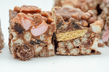 A marvelous mix of sultanas, marshmallows, biscuit pieces, crispy rice and glacé cherries covered in milk chocolate