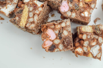 A marvelous mix of sultanas, marshmallows, biscuit pieces, crispy rice and glacé cherries covered in milk chocolate