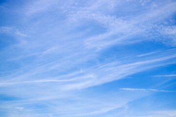 Obraz premium Blue sky background with tiny clouds
