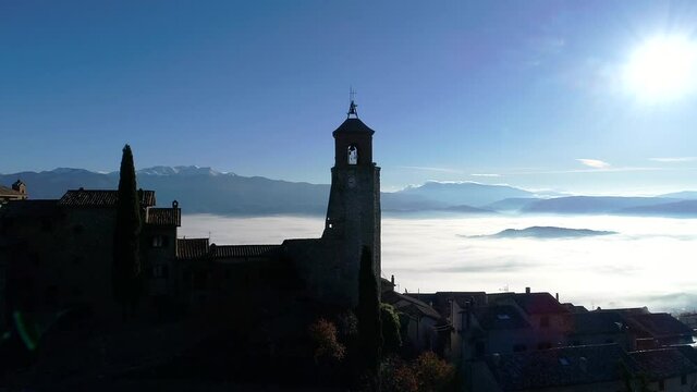 Veduta aerea di Greccio, pittoresco borgo medievale vicino Rieti, in Italia.
Greccio &egrave; arroccato sui Monti Sabini a strapiombo sulla valle di Rieti