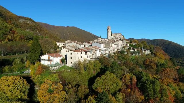 Veduta aerea di Greccio, pittoresco borgo medievale vicino Rieti, in Italia.
Greccio &egrave; arroccato sui Monti Sabini a strapiombo sulla valle di Rieti