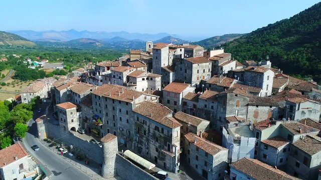 Vista panoramica di Bassiano, antico borgo medievale in provincia di Latina, Lazio, Italia centrale.
Ripresa aerea con drone di Bassiano, famosa anche per il prosciutto crudo