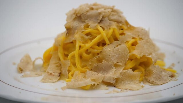 Cucina tradizionale regionale Italiana: Spaghetti al tartufo bianco.
Italian food, piatto di spaghetti al tartufo, che gira a 360 gradi