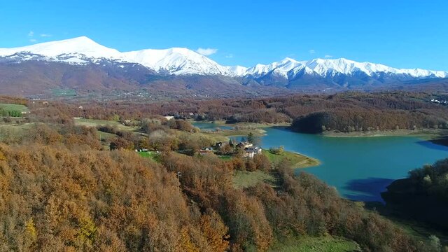 Lago Scandarello tra le montagne di Amatrice, Riti, Lazio, Italia
Ripresa aerea con drone
