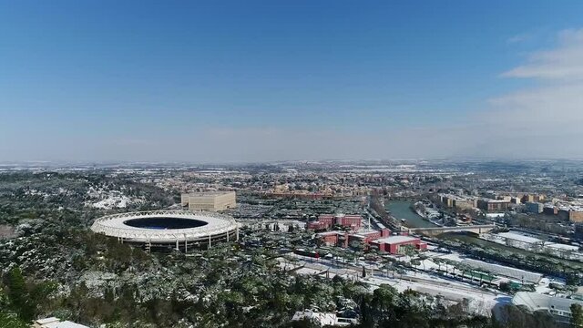 Vista aerea panoramica di Roma, coperta dalla neve
Gli edifici e le strade sono insolitamente ricoperti di neve. Vista da Monte Mario.