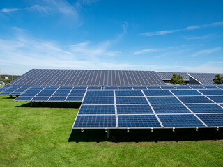 Solaranlage Photovoltaik mit blauen Himmel