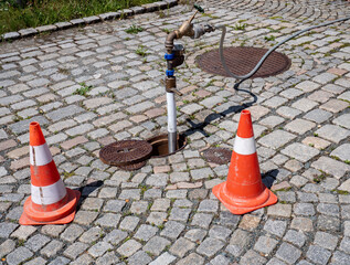 Hydrant Anschluss für eine Wasserleitung auf einer Baustelle