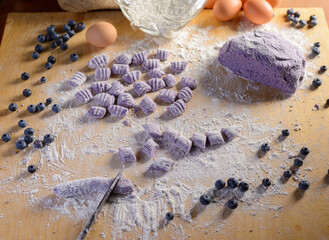 Preparazione casalinga degli gnocchi viola ai mirtilli