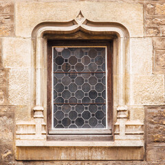 une ancienne fenêtre avec une rosace. Une fenêtre médiévale