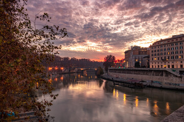 Naklejka premium sunset over the river Tiber in Rome Italy