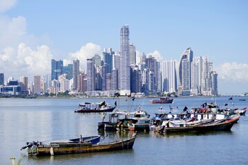 Contraste de la Metrópoli y el Arte de la Pesca, el trabajo diario de toda una ciudad 