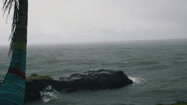 Vista al mar, oleaje fuerte