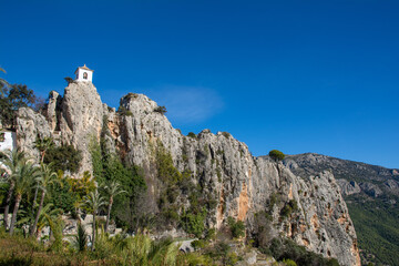 Fototapeta na wymiar Castillo en la montaña