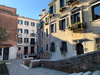 Fototapeta na wymiar Venedig Venetien Italien Stadtteil Dorsoduro am Wasserkanal und Häuser im Winter