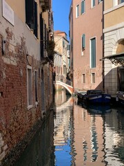 Fototapeta na wymiar Venedig Venetien Italien Stadtteil San Marco am Wasserkanal und Häuser mit Wasserspiegelung im Winter