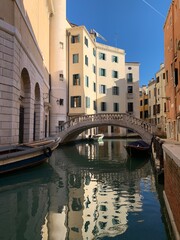 Fototapeta na wymiar Venedig Venetien Italien Stadtteil San Marco am Wasserkanal und Häuser mit Wasserspiegelung im Winter