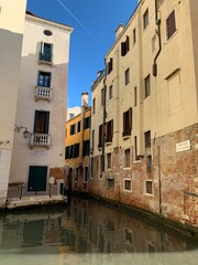 Venedig Venetien Italien Stadtteil San Marco am Wasserkanal und Häuser mit Wasserspiegelung im Winter