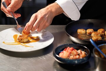 Chef profesional preparando platos