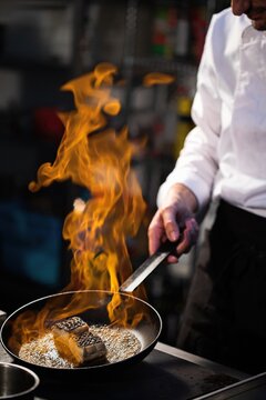 Chef profesional preparando platos