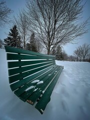 un banc de parc en hiver