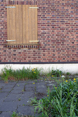 verschlossener fensterladen an verlassenem haus