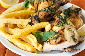 pollo con papas fritas