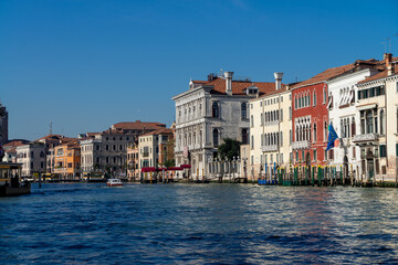 Fototapeta na wymiar Venice, Italy 07 November 2015. View of the Grand Canal, gondola with tourists