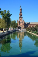 Obraz premium Canal y torre en la Plaza de España, Sevilla
