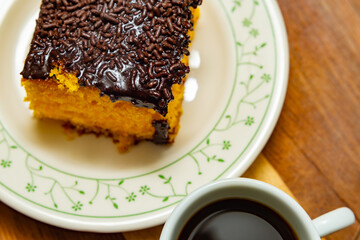 Bolo de cenoura e xícara de café.