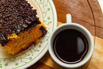 Bolo de cenoura e xícara de café.