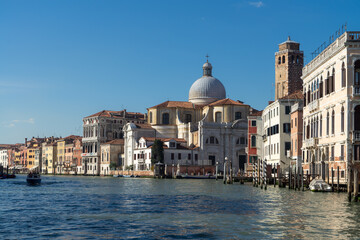 Fototapeta na wymiar Venice, Italy 07 November 2015. View of the Grand Canal, gondola with tourists
