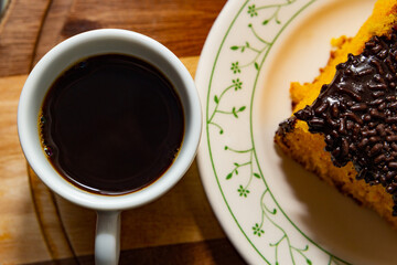 Bolo de cenoura e xícara de café.