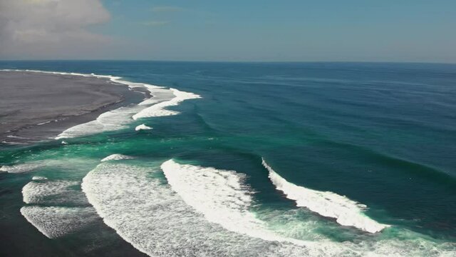 Flight overlooking the wonderful power of the Indian Ocean and the formation of the rip current.