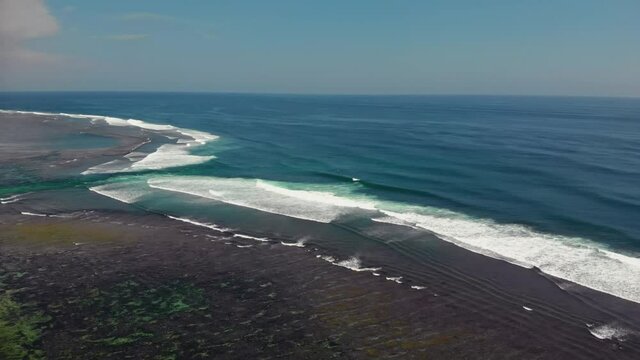 Flight overlooking the wonderful power of the Indian Ocean and the formation of the rip current.