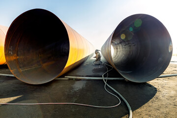 The sandblaster is manual sandblasting to large pipes. Sand blasting is also known as abrasive blasting, which is a generic term for the process of smoothing, shaping and cleaning a hard surface.