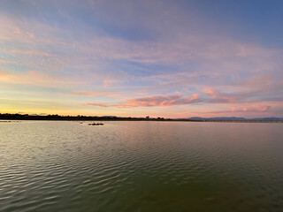 Obraz premium Beautiful and colorful sunset with cloud in the beach
