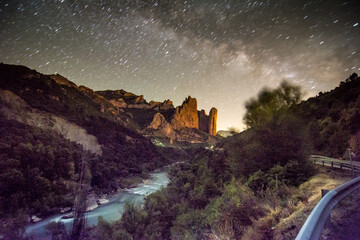 Obraz premium El cielo y la tierra. Exposicion nocturna de 5 minutos en la mas absoluta oscuridad pues era luna nueva en los Mayos de Riglos en Huesca, España.