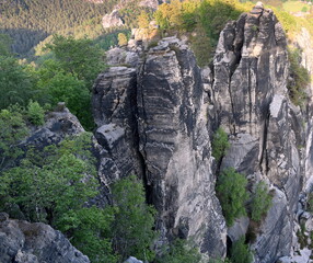 Hoch emporragendes Felsmassiv