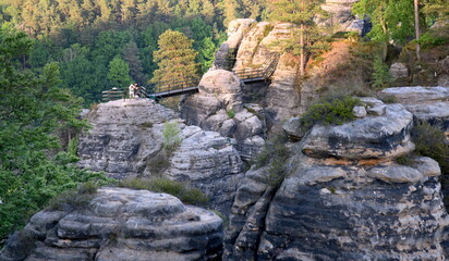 Sandsteinfelsen mit kleiner Brücke 