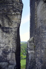 Ausblick durch zwei Sandsteinfelsen