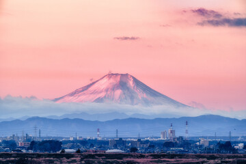 Fototapeta premium 荒川の河川敷から見る朝日を浴びた富士山